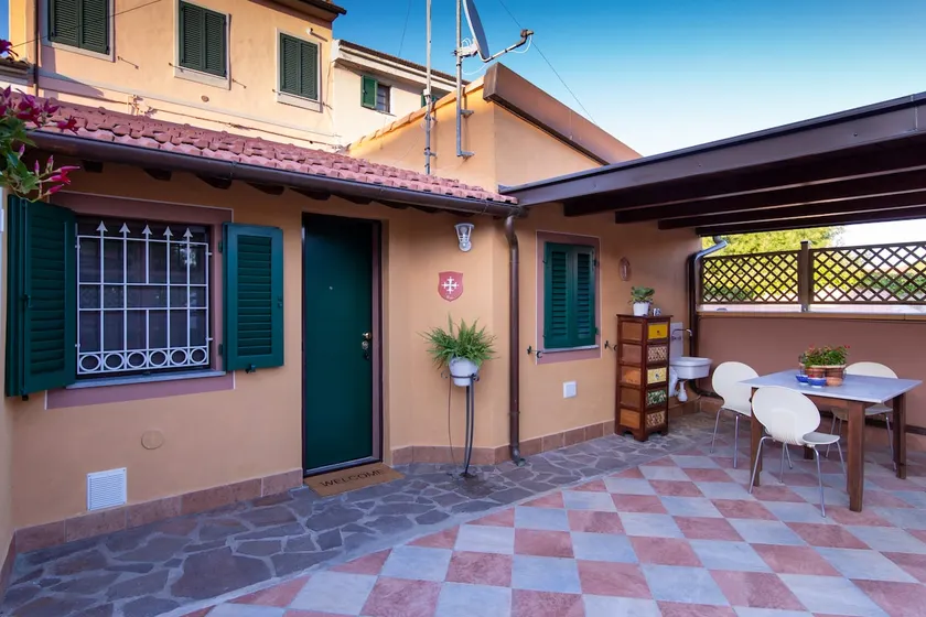 Detached house with patio - Image 1