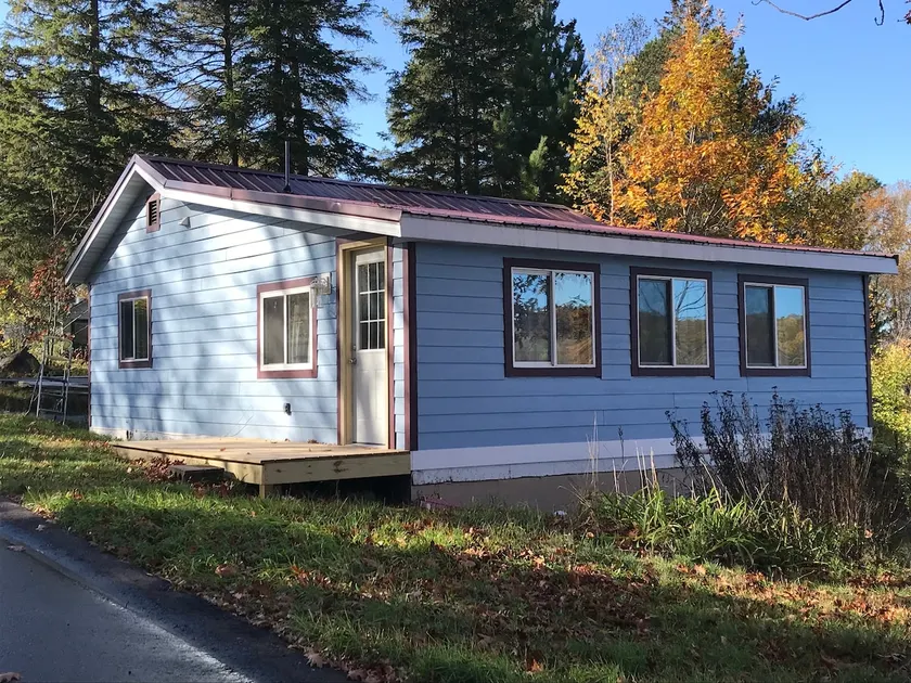 Amy’s Cozy Lakeside Cottage - Image 1