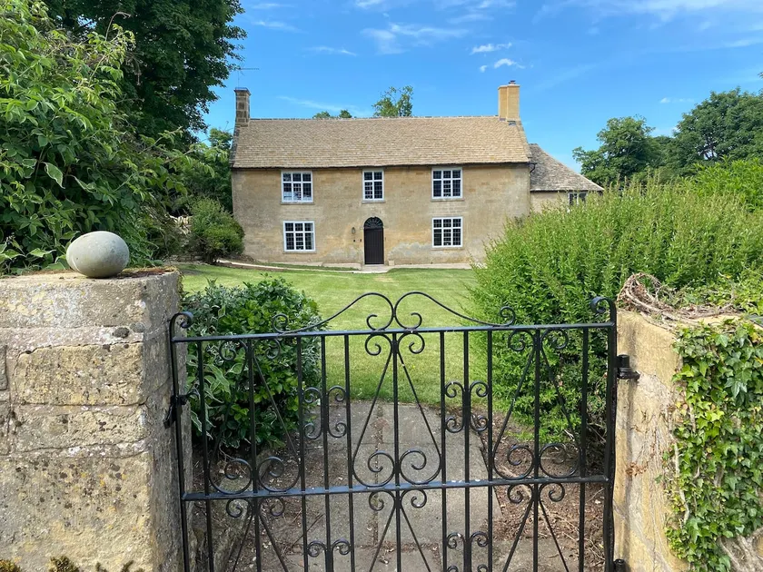 Beautiful Cotswold Farmhouse on a private estate - Image 1