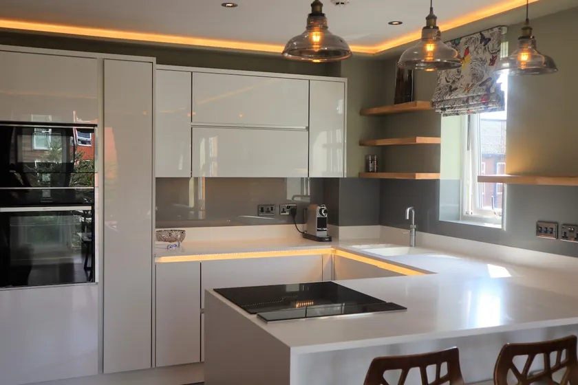 High Spec Apartment with Gym/Spa and Concierge - Image 1