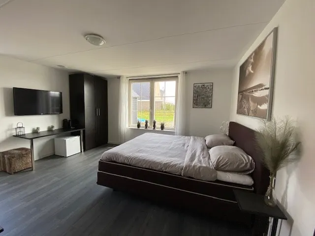 Beautiful guest suite with its own entrance and private bathroom - Image 1