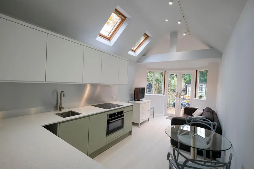 Private, newly renovated, one bed garden apartment - Image 1