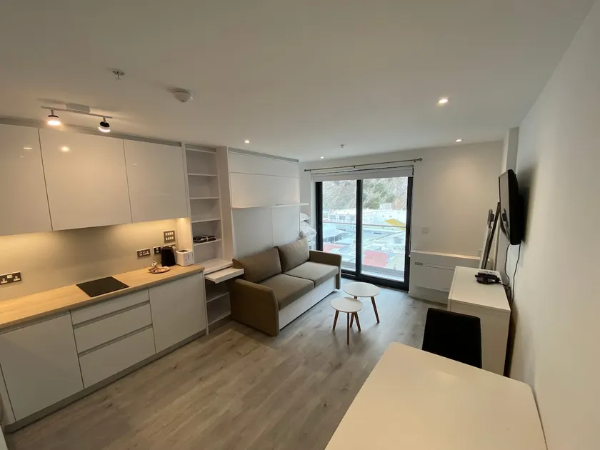 Modern Studio Apartment at The Hub - Rock View, Close to Spain and Airport - Image 1