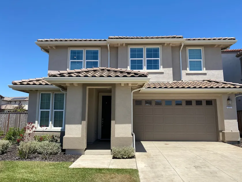 Comfy 4BR House w/AC for Family or Business - Image 1