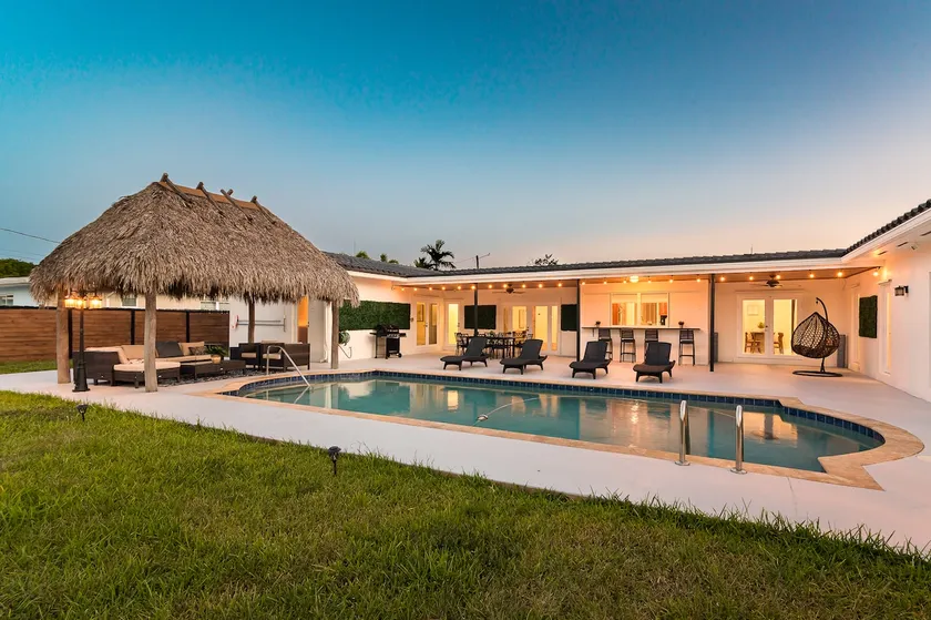 Spacious 5.5 BR Renovated Villa | Pool and Tiki - Image 1