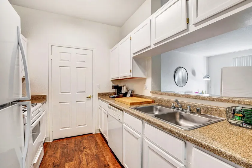 (12) Modern Apt, near Strip, Allegiant & Dining - Image 1