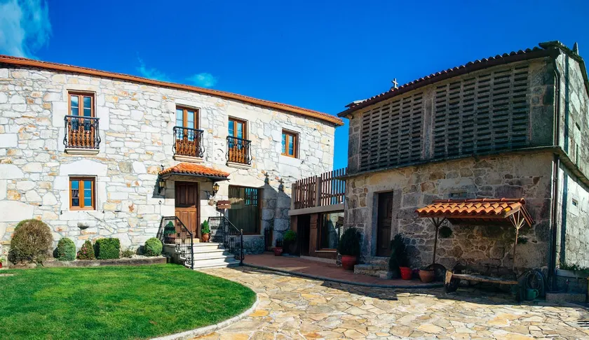country house with pool - Image 1