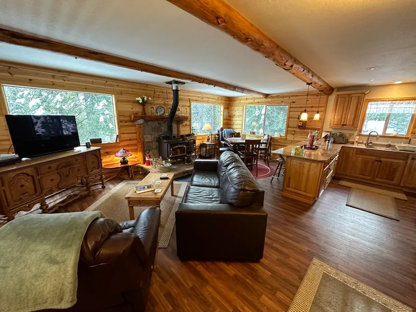 Fully Equipped Beautiful Mountain Cabin/ Game Room - Image 1