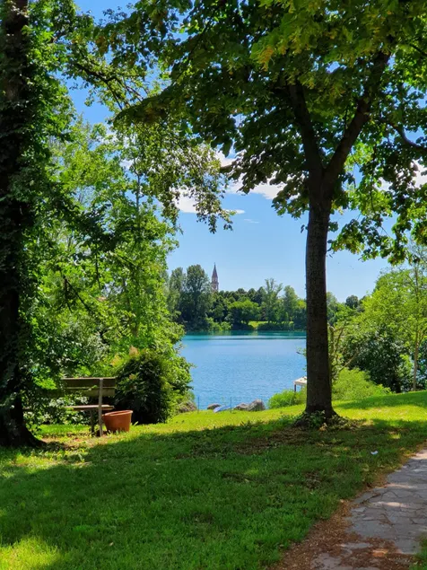 Lake view house - Image 1