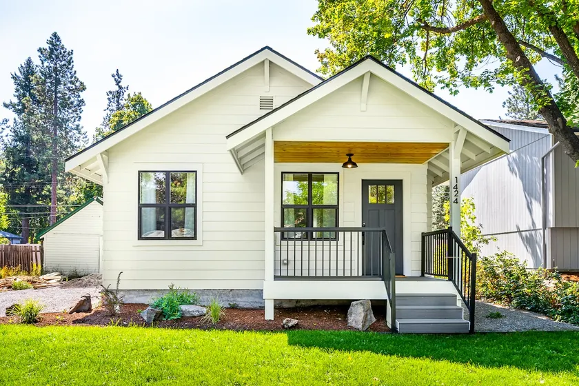 Cheerful 1-Bedroom South Hill Home with King Bed - Image 1