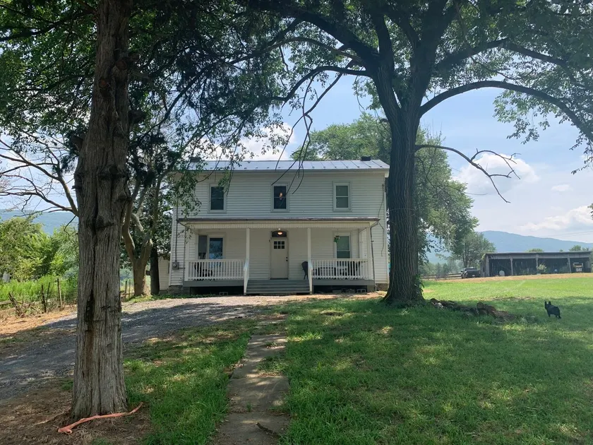 Valley Treasure: Family home equipped to fit many. - Image 1