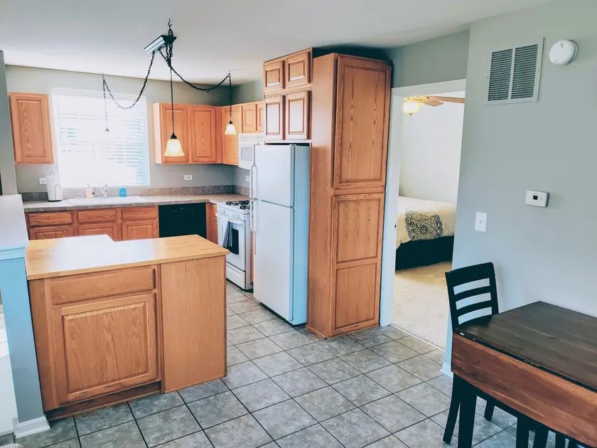 1 Bed w/ Full Kitchen A Mile From Downtown Oswego - Image 1