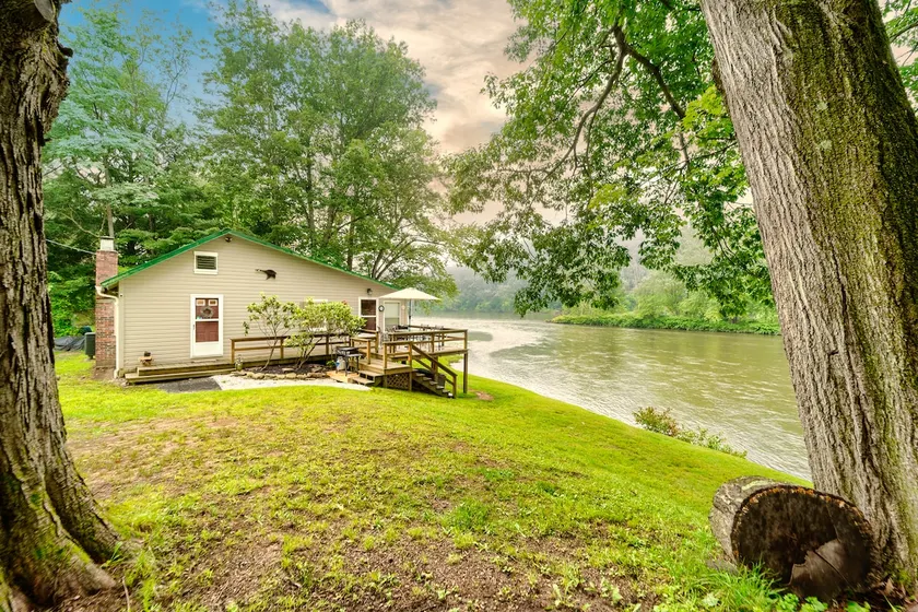 Riverfront Cabin w/ amazing views! Summer escape - Image 1