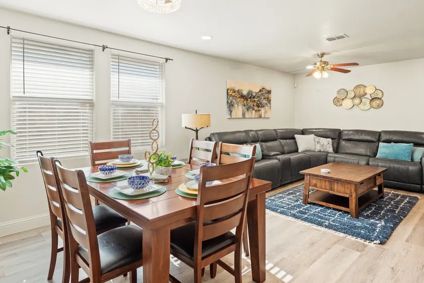 *NEW* COMFY FRISCO Retreat 7 BEDS, 6 SMART TVs - Image 1