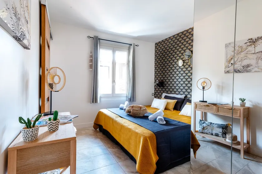Quiet parking, air conditioning, Wi-Fi, nice view, within the city walls - Image 1
