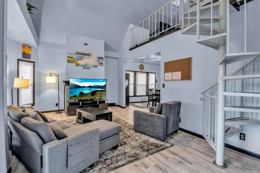 Modern 3 bedrooms 2nd Floor Apt with Air-Cond - Image 1
