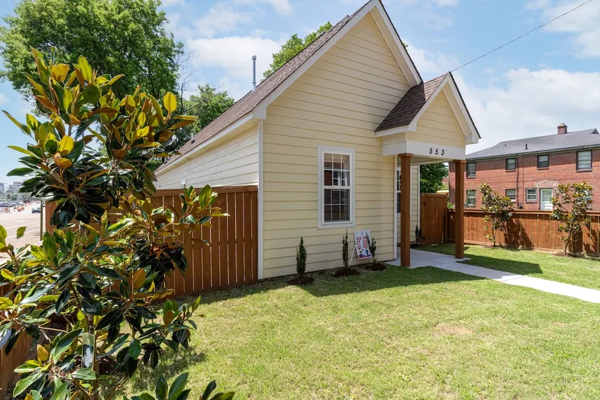 4 Bdrms. (2 Kngs 2 Qns) 1 Office & 2-Car Garage. - Image 1