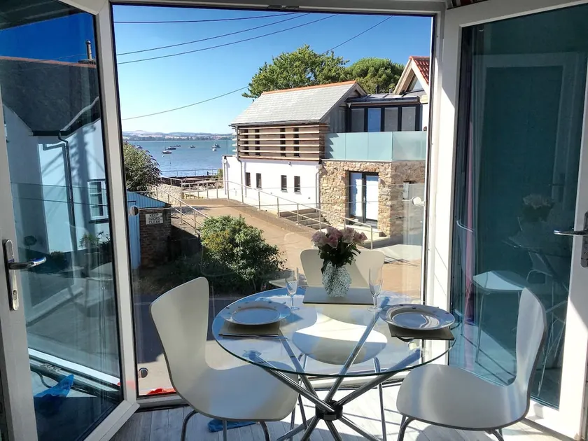Self-Contained Studio with Superb Estuary Views - Image 1