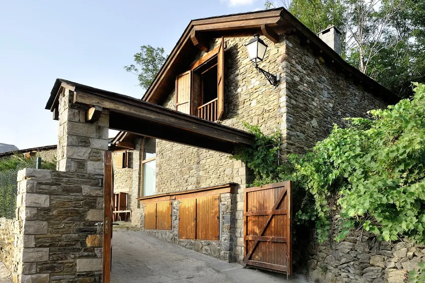 The Queixans Cottage with fireplace - Image 1