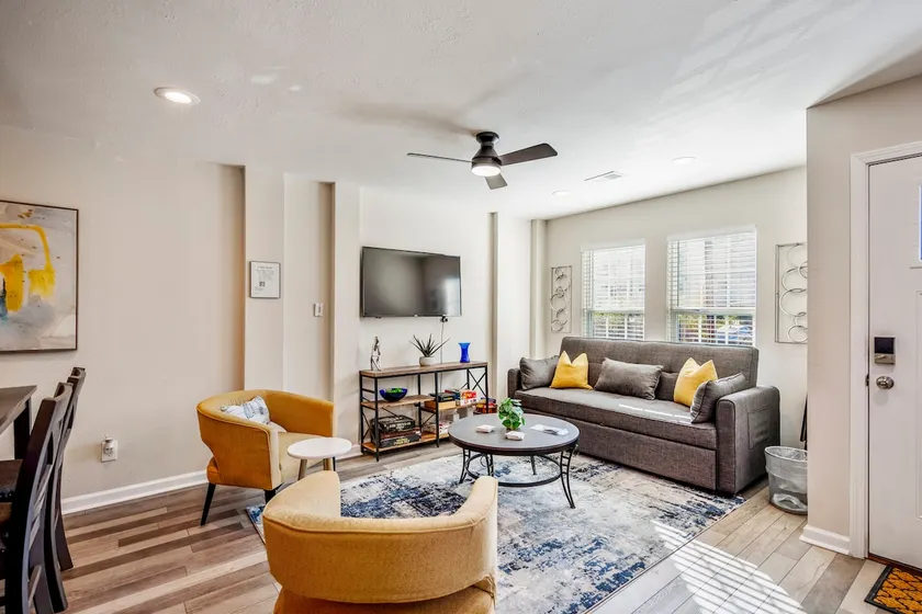 3bed/3ba home- huge backyard - Mins from Downtown - Image 1