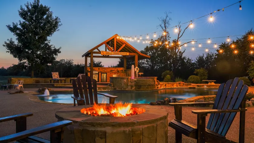5BR LakeVilla – Pool, Sauna, Pickleball, Sleeps 25 - Image 1