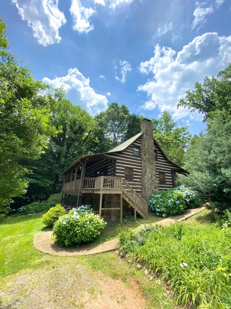 Charming Tryon log cabin. Great location! - Image 1