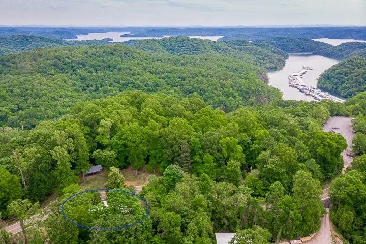 1/4 mile from Holly Creek Marina-2700 sq ft split level cottage Walkout basement - Image 1