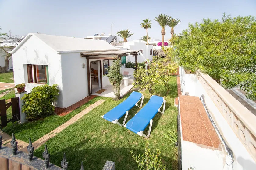 Cozy guest house with patio and garden. - Image 1
