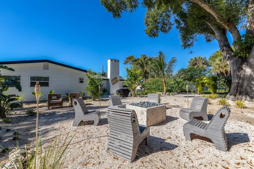 HUGE - Sleeps 16 | 4 Min to Beach | Pool table | - Image 1