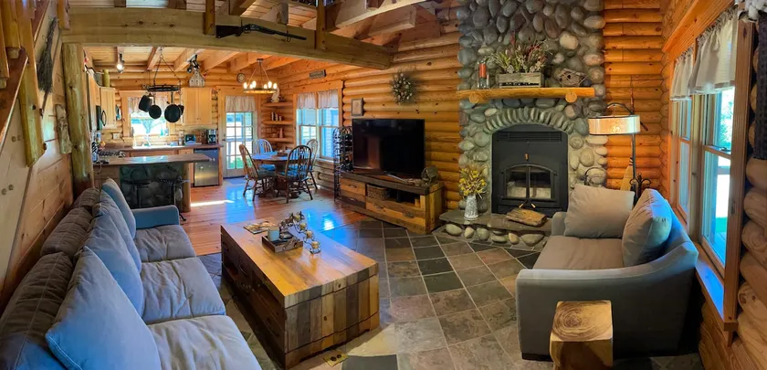 3 bdr 2 bath log cabin, 15 mins from Lake Huron - Image 1