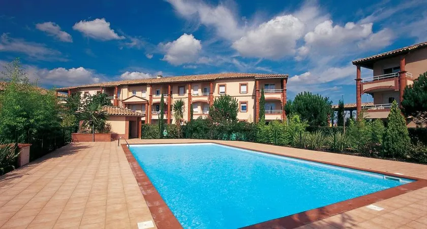 Charming apartment with private garden - Image 1
