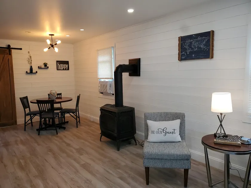 Cozy Cottage 1.5 Blocks From The Lake - Image 1