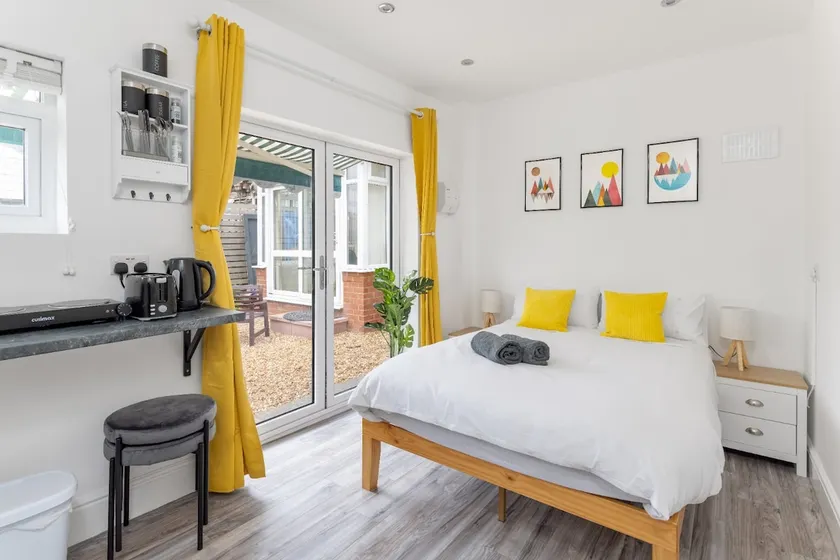 Flatzy - Charming Garden Annexe in Aigburth with Kitchenette - Image 1