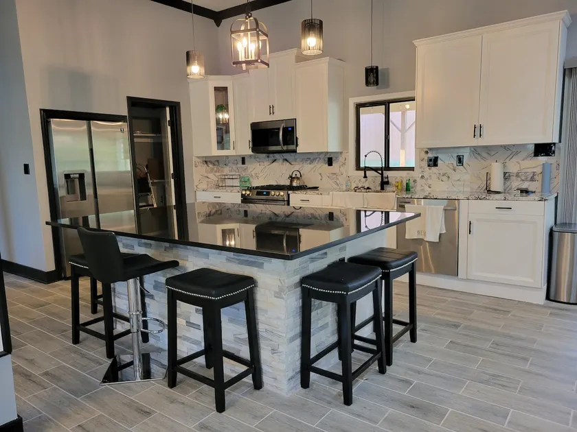 ”42” Secluded 4 bedroom/3.5 bath & all amenities - Image 1