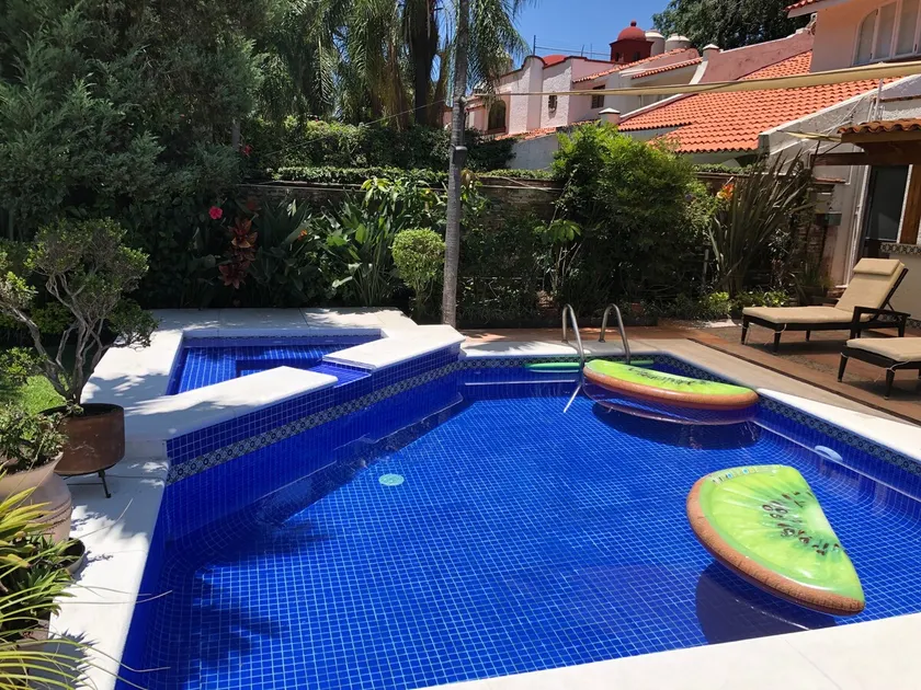 Lush Villa Vista Hermosa - Image 1