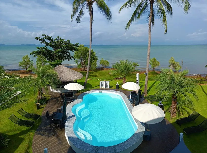 Entire oceanfront villa with pool - Image 1