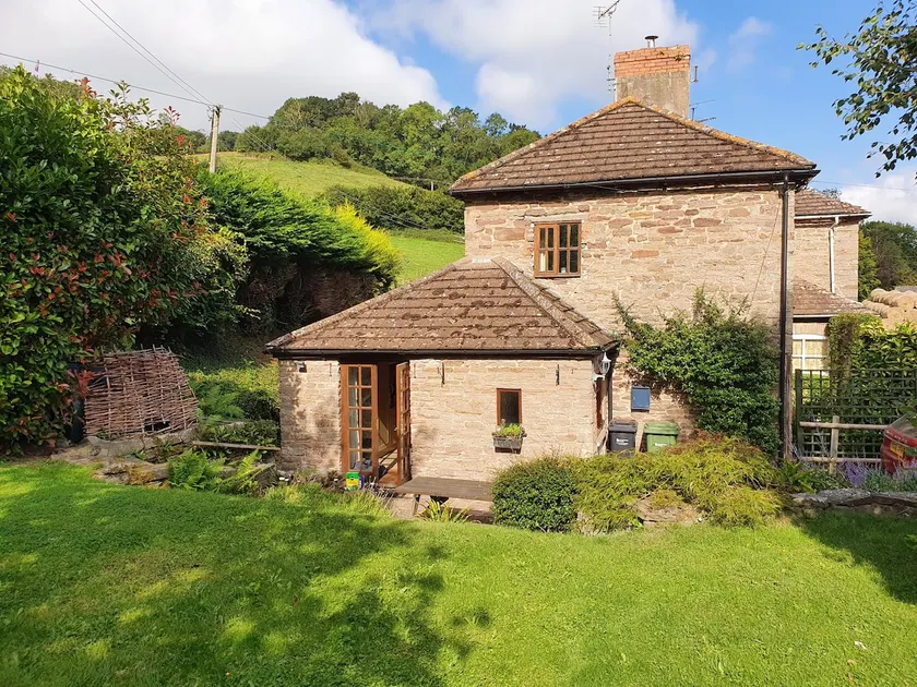 Picturesque cottage in riverside village(inc. pub) - Image 1