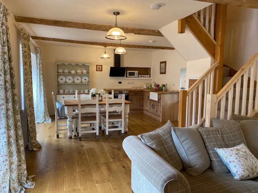 Beautiful 2 Bedroom Cottage at Country Manor House - Image 1