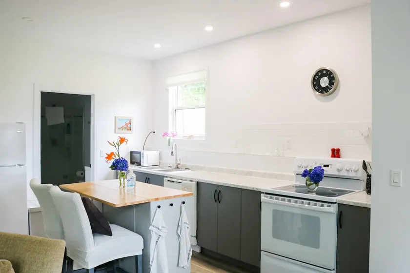 Private Modern Apt -3min from Beach Golf & DT Area - Image 1