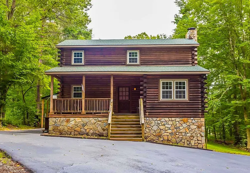 Authentic 3 Bedroom Log Cabin, with Lake Access - Image 1