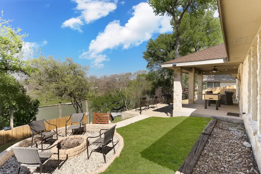 Serene Country Getaway – Lakefront Luxury & Comfort - Image 1