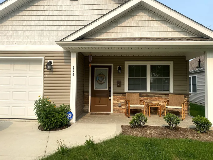 Three bedroom home across from beach and park - Image 1