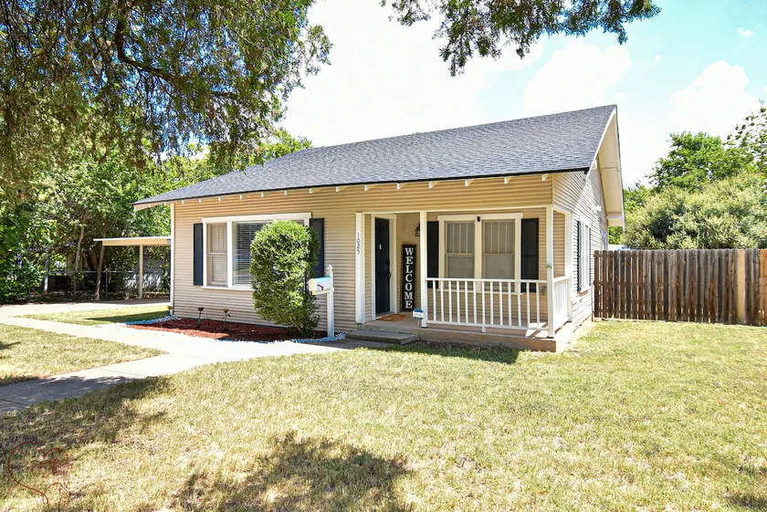 Beautiful 2 bedroom home with hot tub :) - Image 1