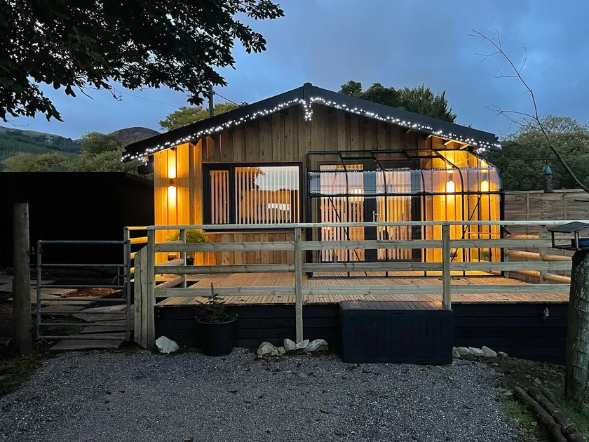 Spacious lodge with king sized bed - Image 1
