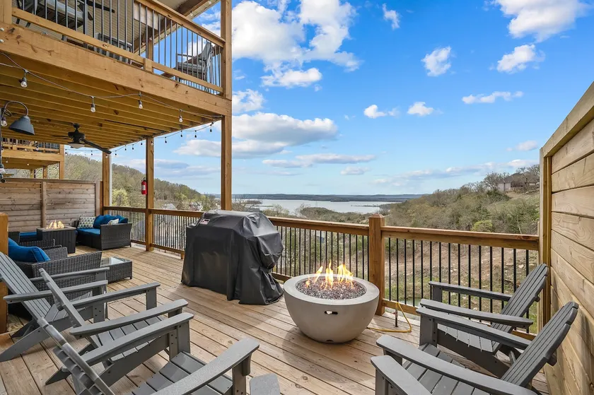 Modern Lakeview with All Ensuites, Entertainment Room, & Outdoor Fire Features - Image 1