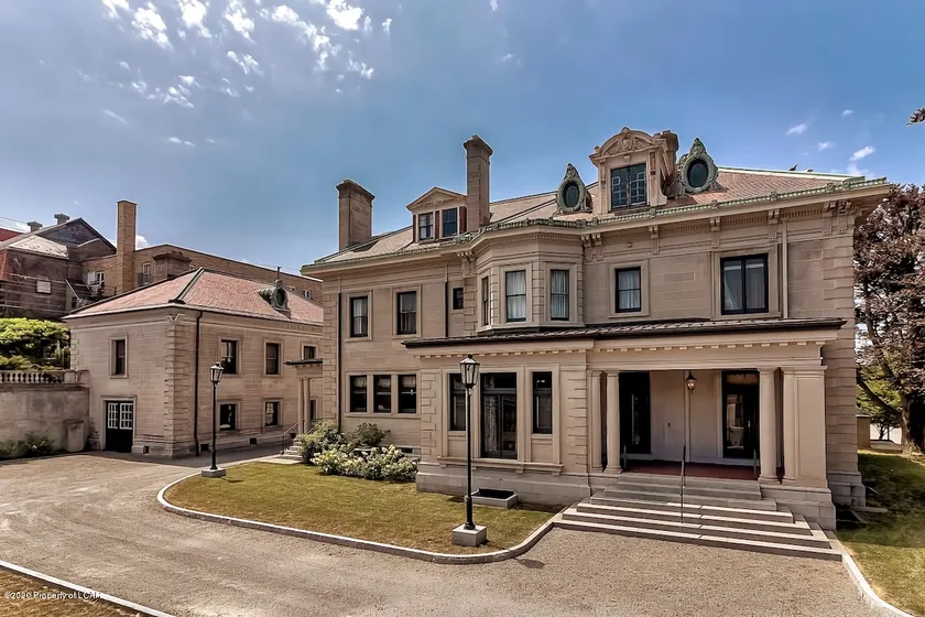 Woolworth Mansion Scranton 9 Bedrooms 33 beds - Image 1