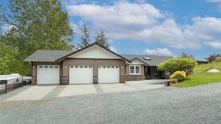 Spacious Farmhouse | Sleeps 10 Guests | Multi-Wing - Image 1