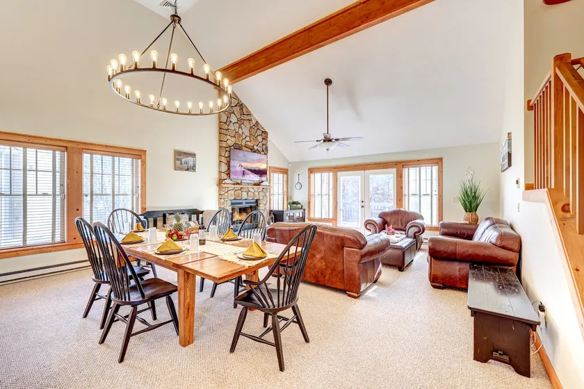 ⭐️ Huge Cabin 3min to Camelback + Hot Tub, Pool, Fireplace, Grill & Deck - Image 1