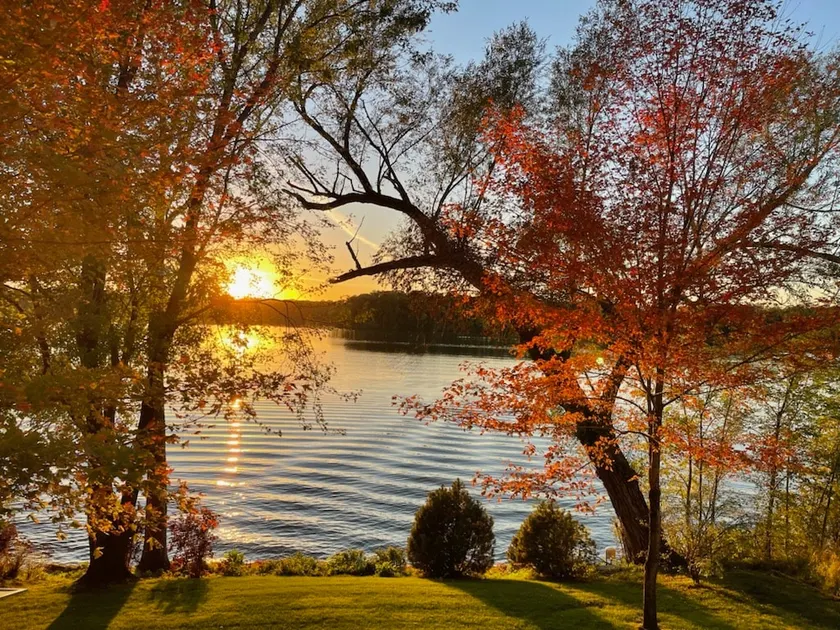 Lake home, across the street from a golf course & minutes to shopping and more! - Image 1