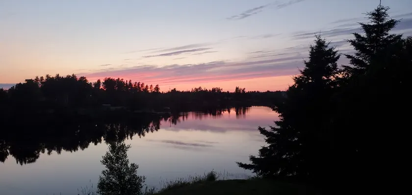 Riverfront cottage with Stunning Sunset Views - Image 1